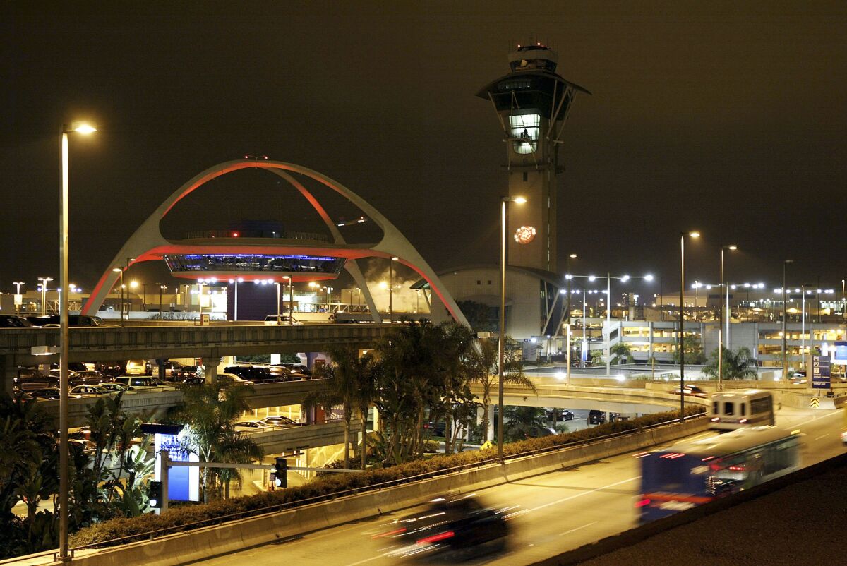 Navigating Los Angeles International Airport : The Convenience of JetBlue Arrivals at LAX